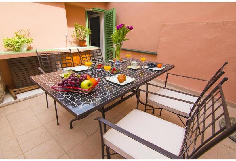 Hotelli Guesthouse Main Square