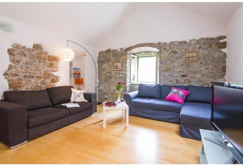 Hotelli Guesthouse Main Square