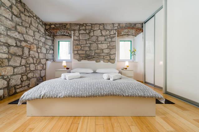 Hotelli Guesthouse Main Square