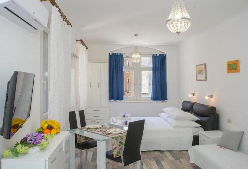 Hotelli Guesthouse Main Square