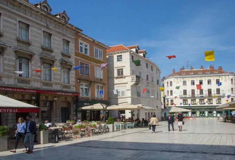 Hotelli Guesthouse Main Square