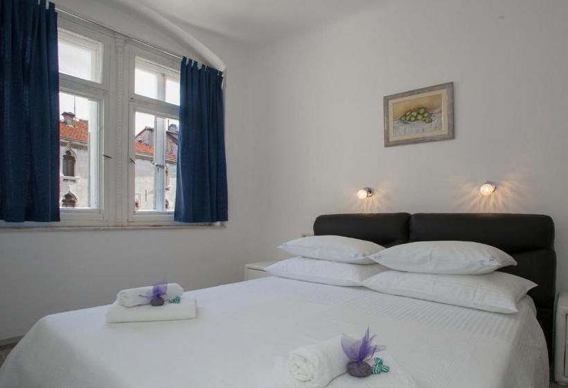 Hotelli Guesthouse Main Square