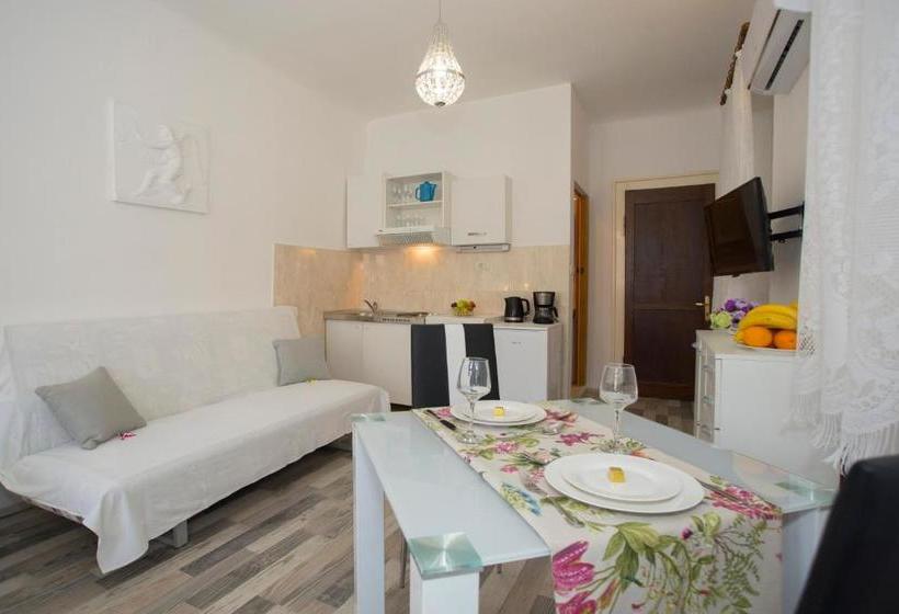 Hotelli Guesthouse Main Square