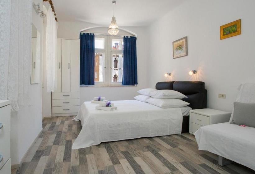 Hotelli Guesthouse Main Square