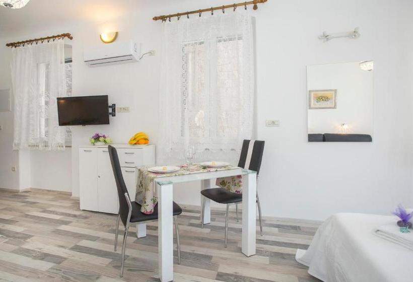 Hotelli Guesthouse Main Square