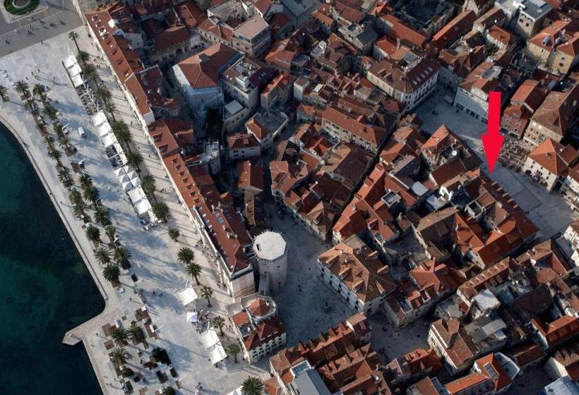 Hotelli Guesthouse Main Square