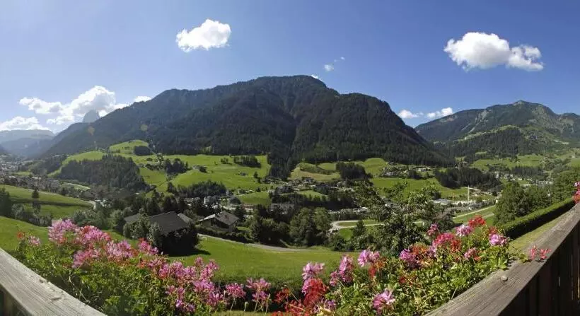 ホテル Dolomitenblick