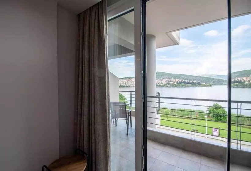 ホテル Paralimnio Suites