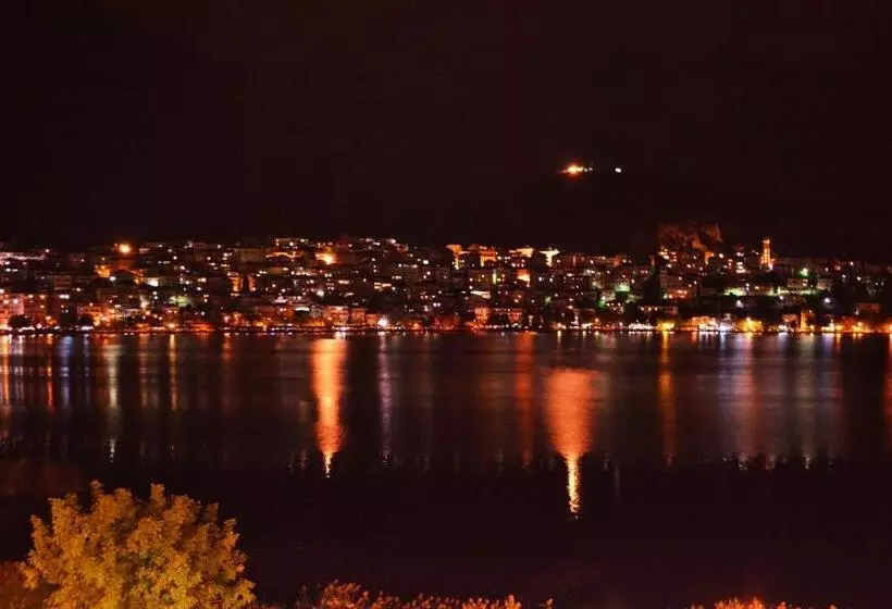 ホテル Paralimnio Suites