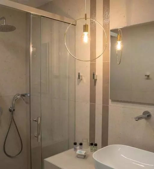 ホテル Paralimnio Suites