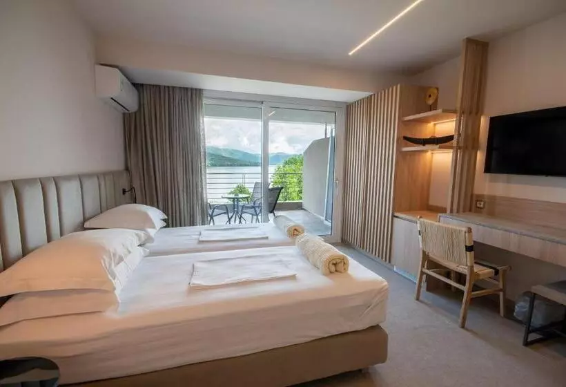 ホテル Paralimnio Suites