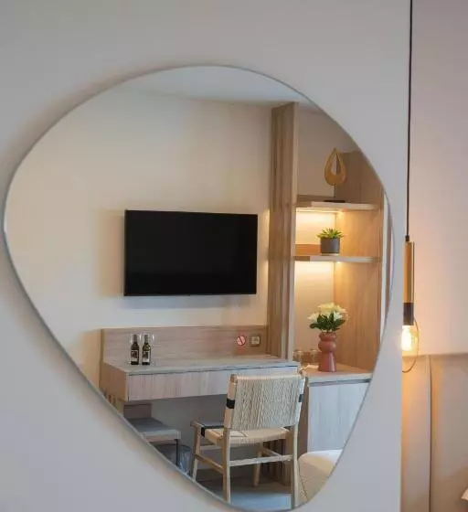 ホテル Paralimnio Suites