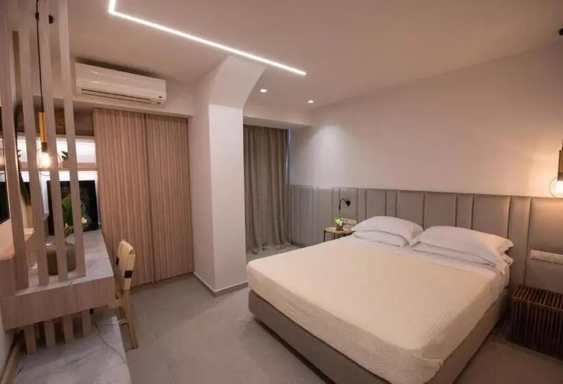 ホテル Paralimnio Suites