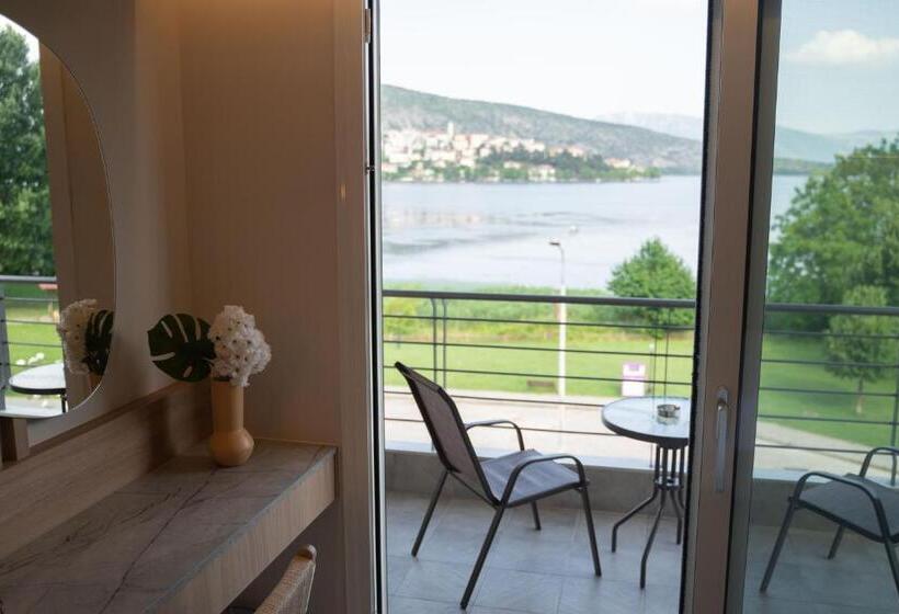 Hotel Paralimnio Suites