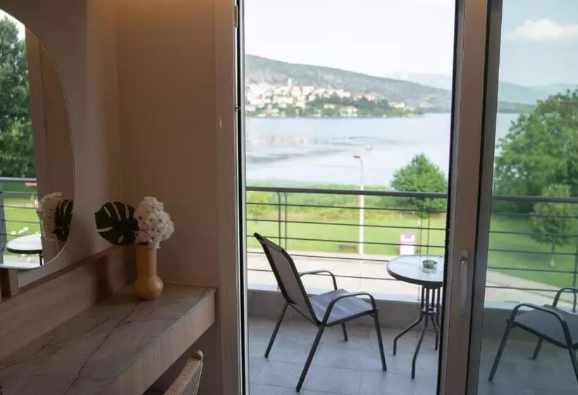 ホテル Paralimnio Suites