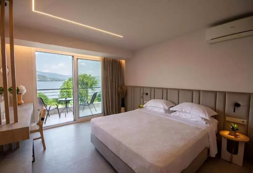 ホテル Paralimnio Suites