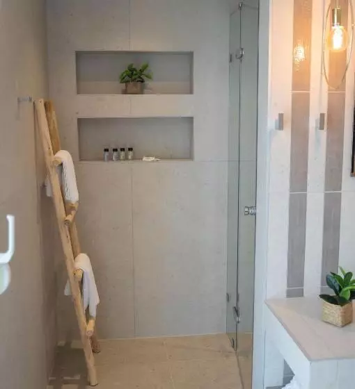 ホテル Paralimnio Suites