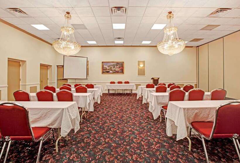 فندق Ramada By Wyndham Flemington