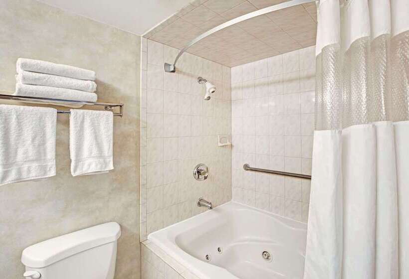 فندق Ramada By Wyndham Flemington