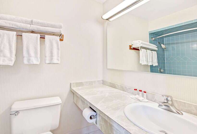 فندق Ramada By Wyndham Flemington