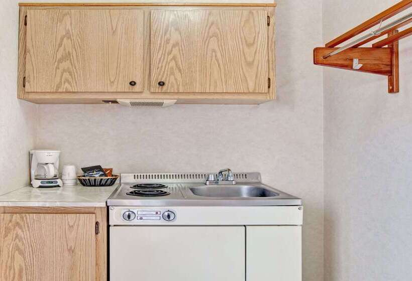 فندق Ramada By Wyndham Flemington