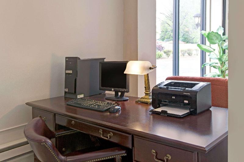 فندق Ramada By Wyndham Flemington