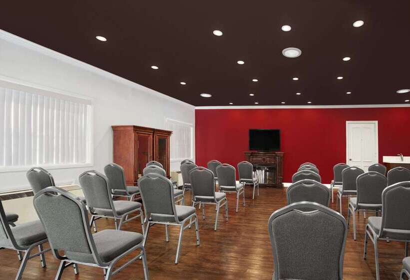 בית מלון כפרי Ramada By Wyndham Torrance