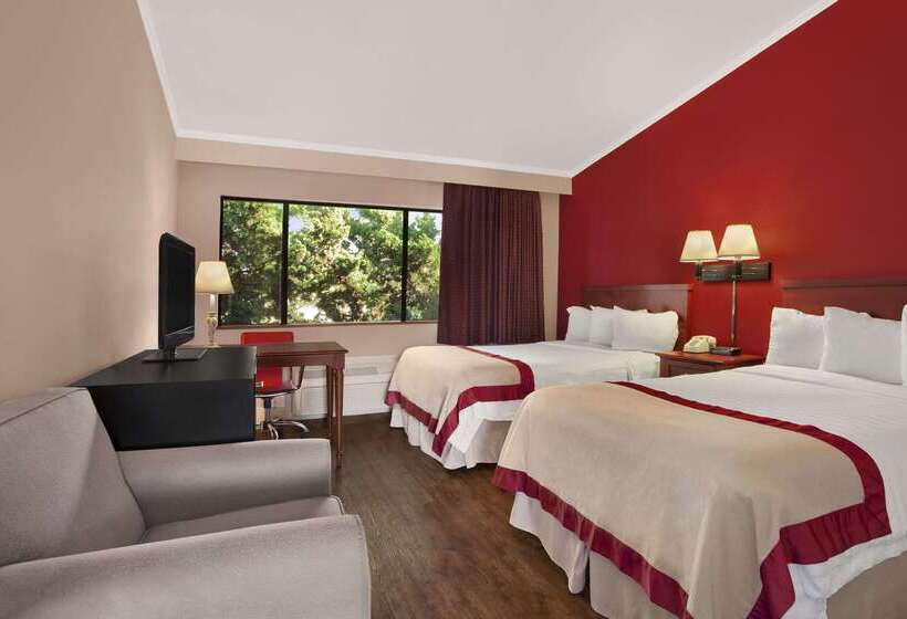 בית מלון כפרי Ramada By Wyndham Torrance