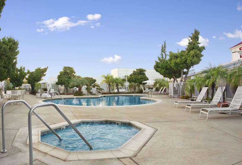 בית מלון כפרי Ramada By Wyndham Torrance