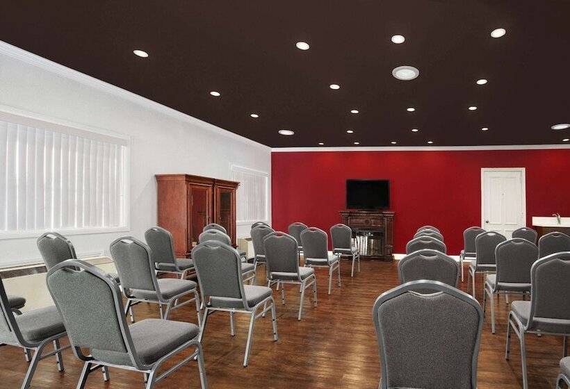 בית מלון כפרי Ramada By Wyndham Torrance