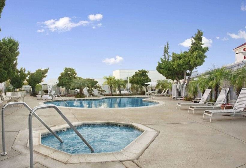 בית מלון כפרי Ramada By Wyndham Torrance