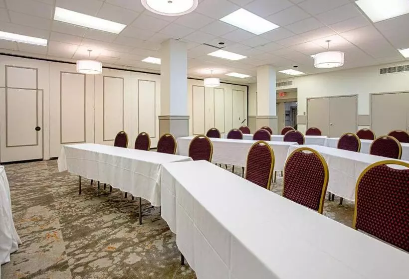 호텔 Red Roof Inn Plus+ Wichita East