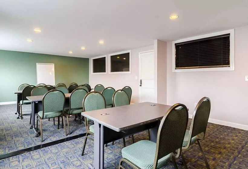 هتل Rodeway Inn & Suites Williamsburg Central