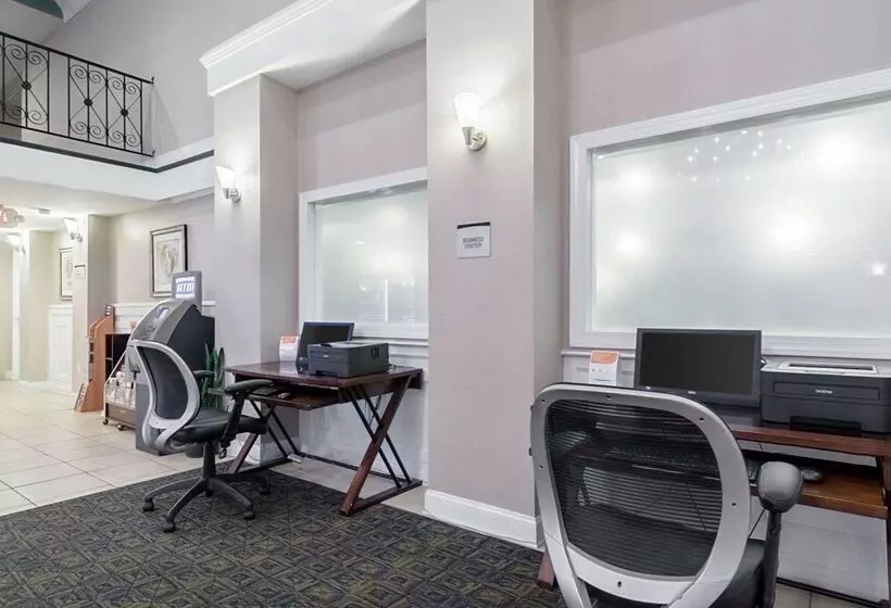 هتل Rodeway Inn & Suites Williamsburg Central