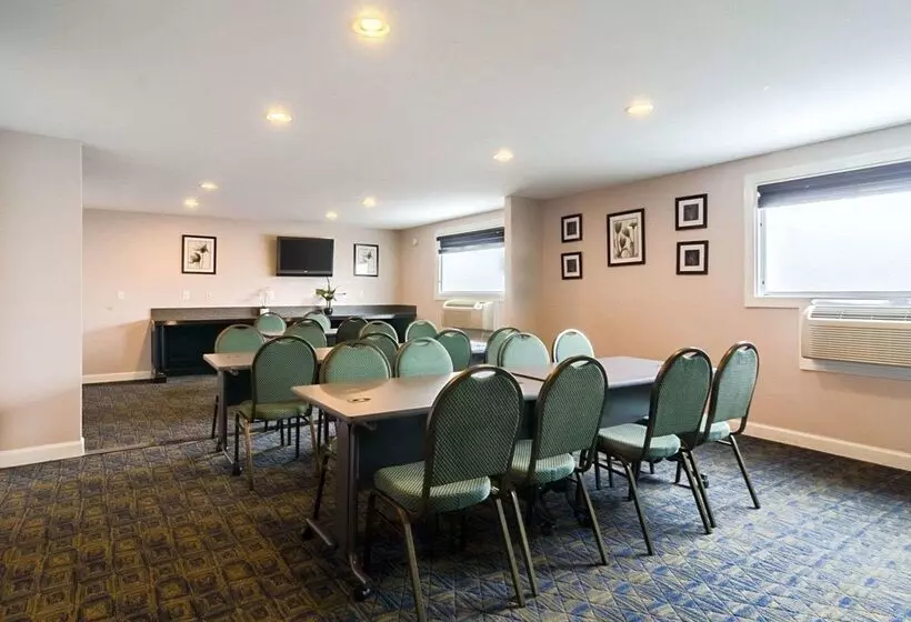 هتل Rodeway Inn & Suites Williamsburg Central