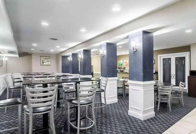 هتل Rodeway Inn & Suites Williamsburg Central