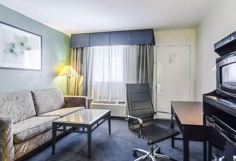 هتل Rodeway Inn & Suites Williamsburg Central