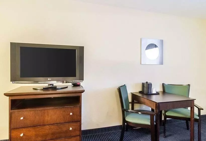 هتل Rodeway Inn & Suites Williamsburg Central