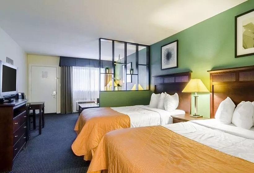هتل Rodeway Inn & Suites Williamsburg Central