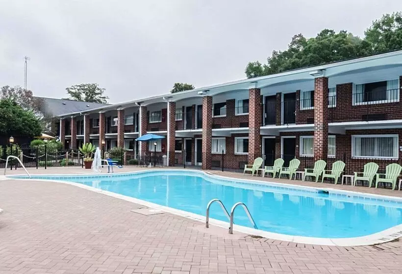 هتل Rodeway Inn & Suites Williamsburg Central