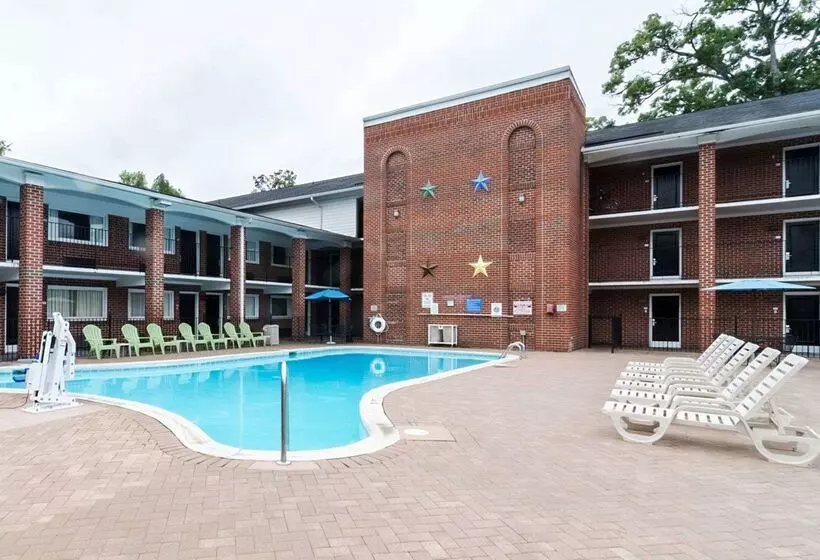هتل Rodeway Inn & Suites Williamsburg Central