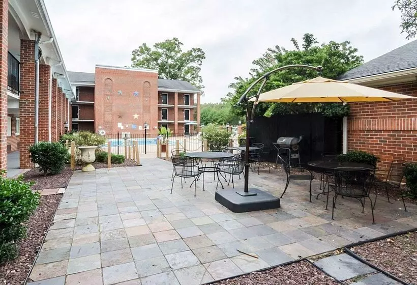 هتل Rodeway Inn & Suites Williamsburg Central