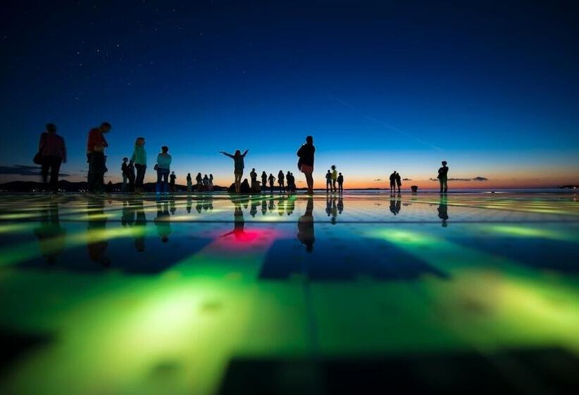 ペンション Gallery Rooms With Parking