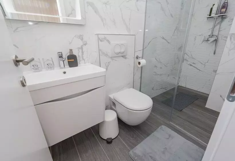 پانسیون Gallery Rooms With Parking