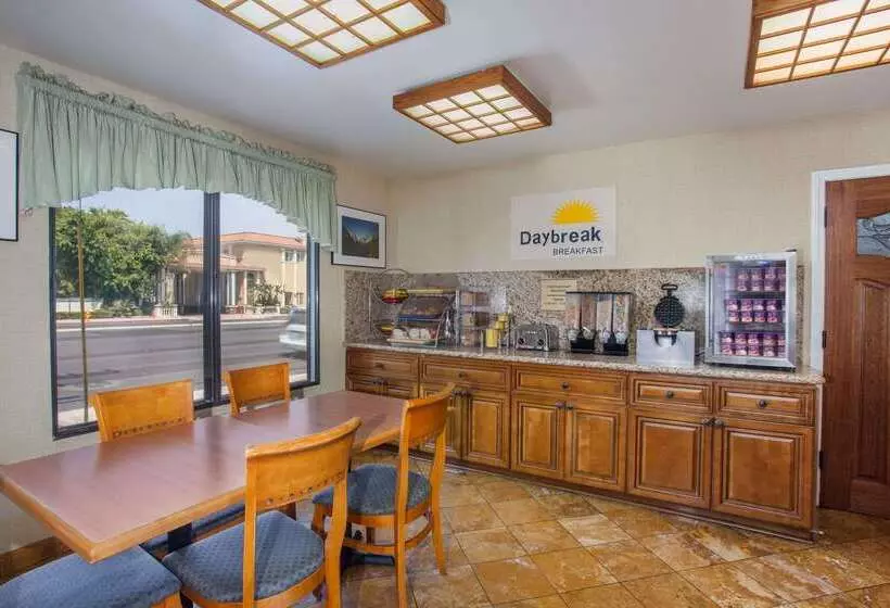 هتل Days Inn By Wyndham Anaheim Near The Park