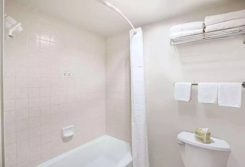 هتل Days Inn By Wyndham Anaheim Near The Park