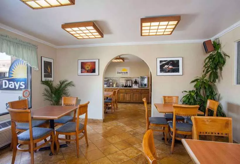 هتل Days Inn By Wyndham Anaheim Near The Park