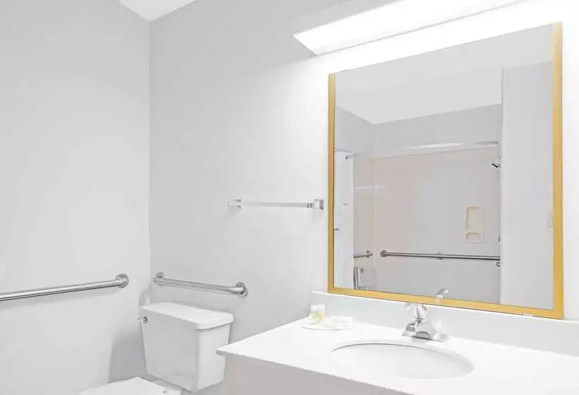 호텔 Days Inn By Wyndham Lake Village