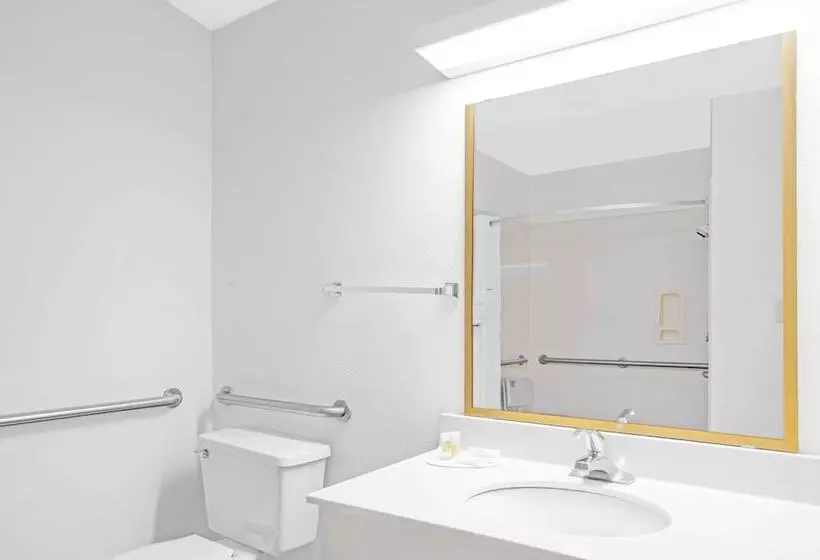 호텔 Days Inn By Wyndham Lake Village