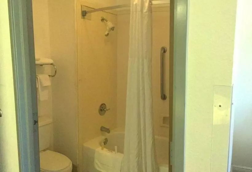 호텔 Days Inn By Wyndham Lake Village